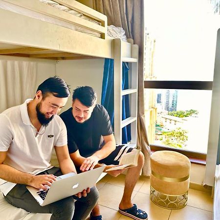 Travel Hub Premium Hostel Dubai Buitenkant foto