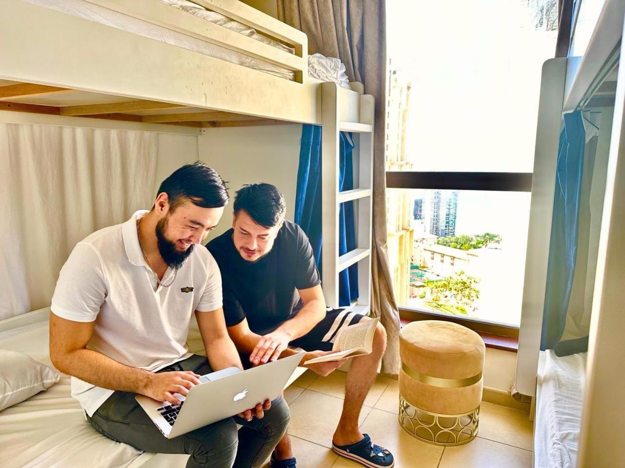 Travel Hub Premium Hostel Dubai Buitenkant foto